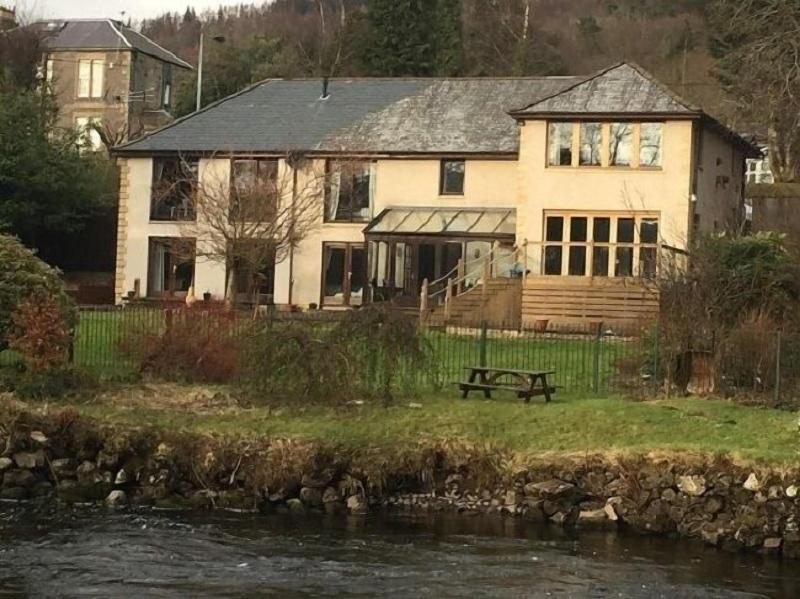 Riverside House - Genel