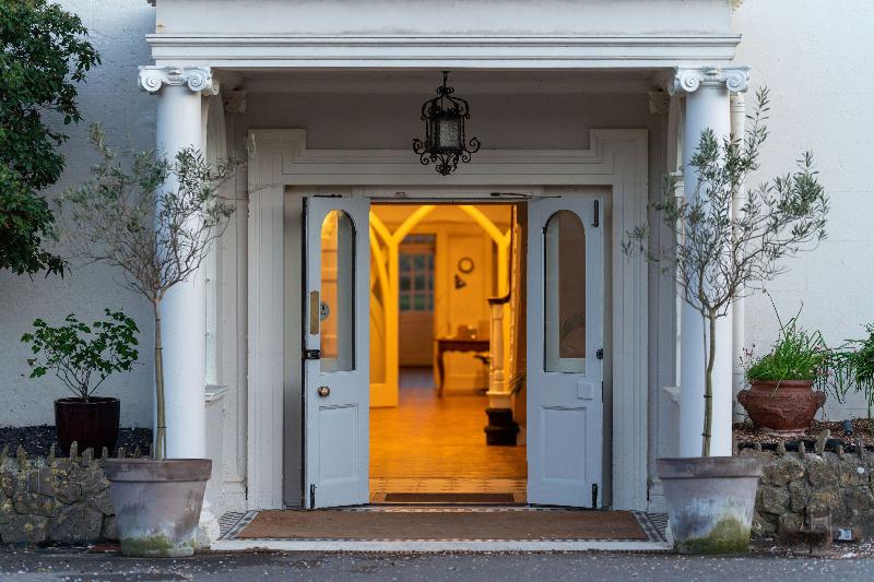 Moonfleet Manor - Genel