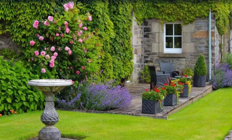 The Old Manse Of Blair - Oda