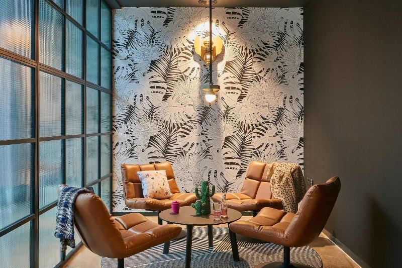 Moxy Chester - Toplantı