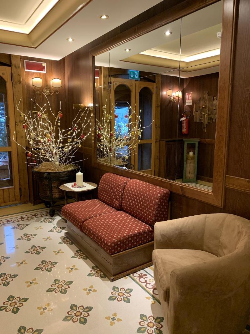 Hotel Serena - Lobi