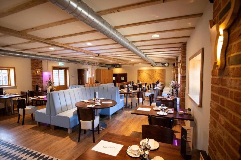 Tewin Bury Farm Hotel - Restoran