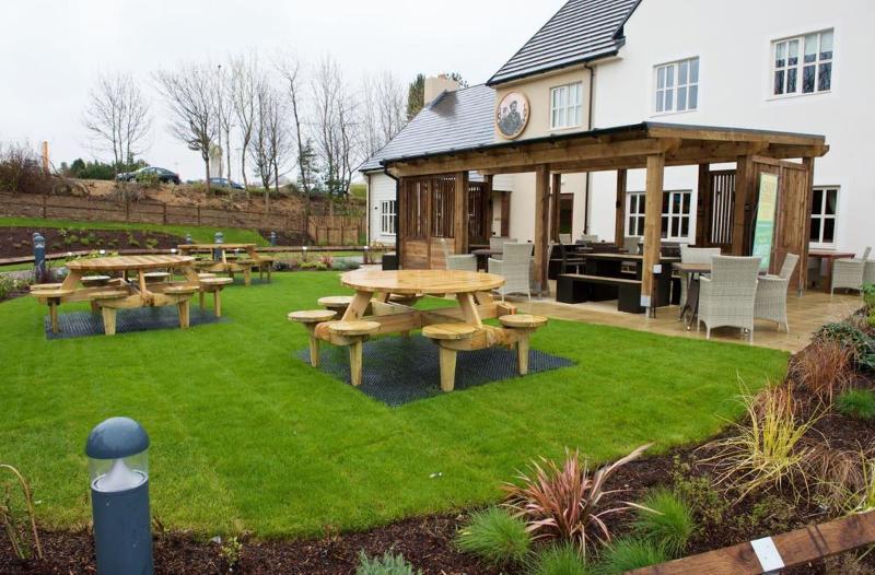 Chain Runner, Livingston by Marston's Inns - Teras