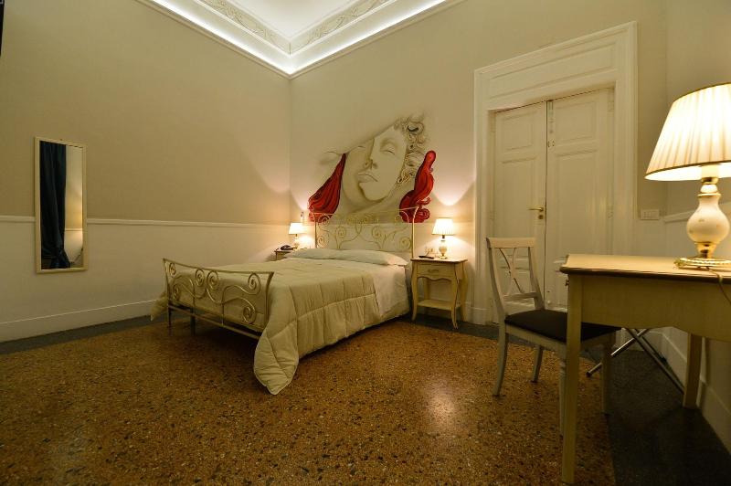 Conte Di Cavour - Oda