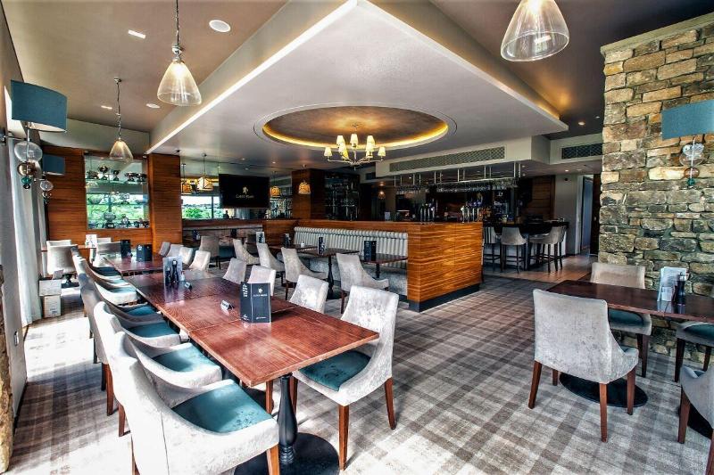 Close House - Bar