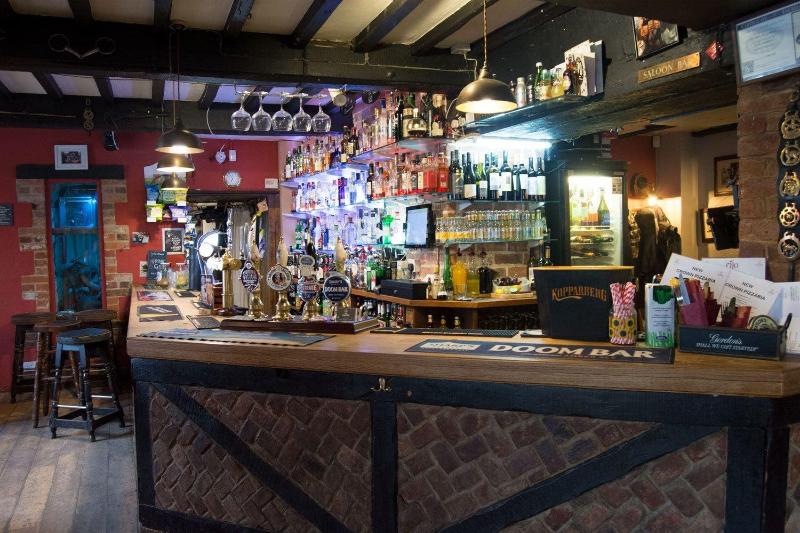 Crown At Aldbourne - Bar