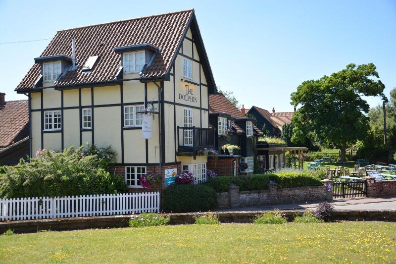 The Dolphin Inn - Genel
