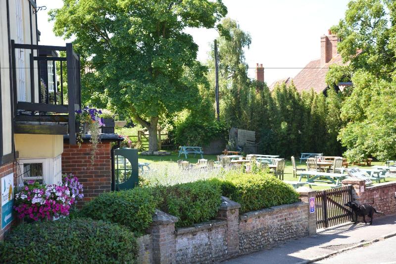The Dolphin Inn - Genel