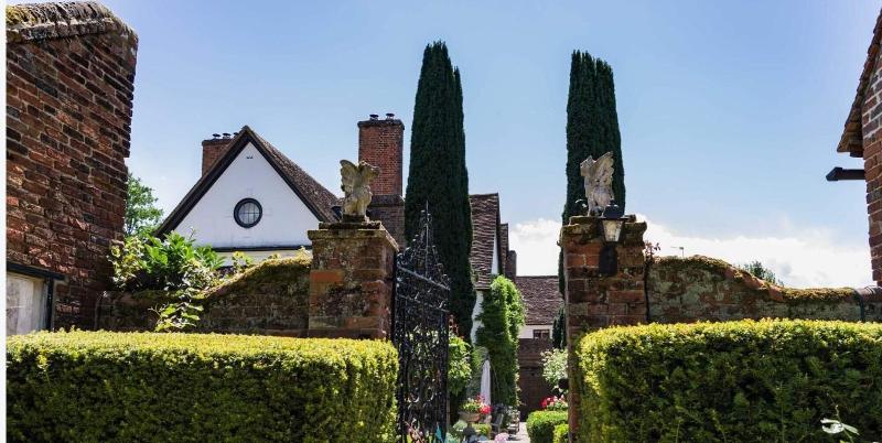 Harlington Manor - Genel