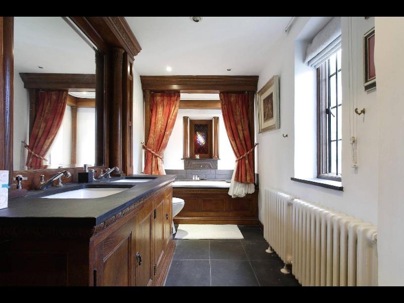 Harlington Manor - Oda