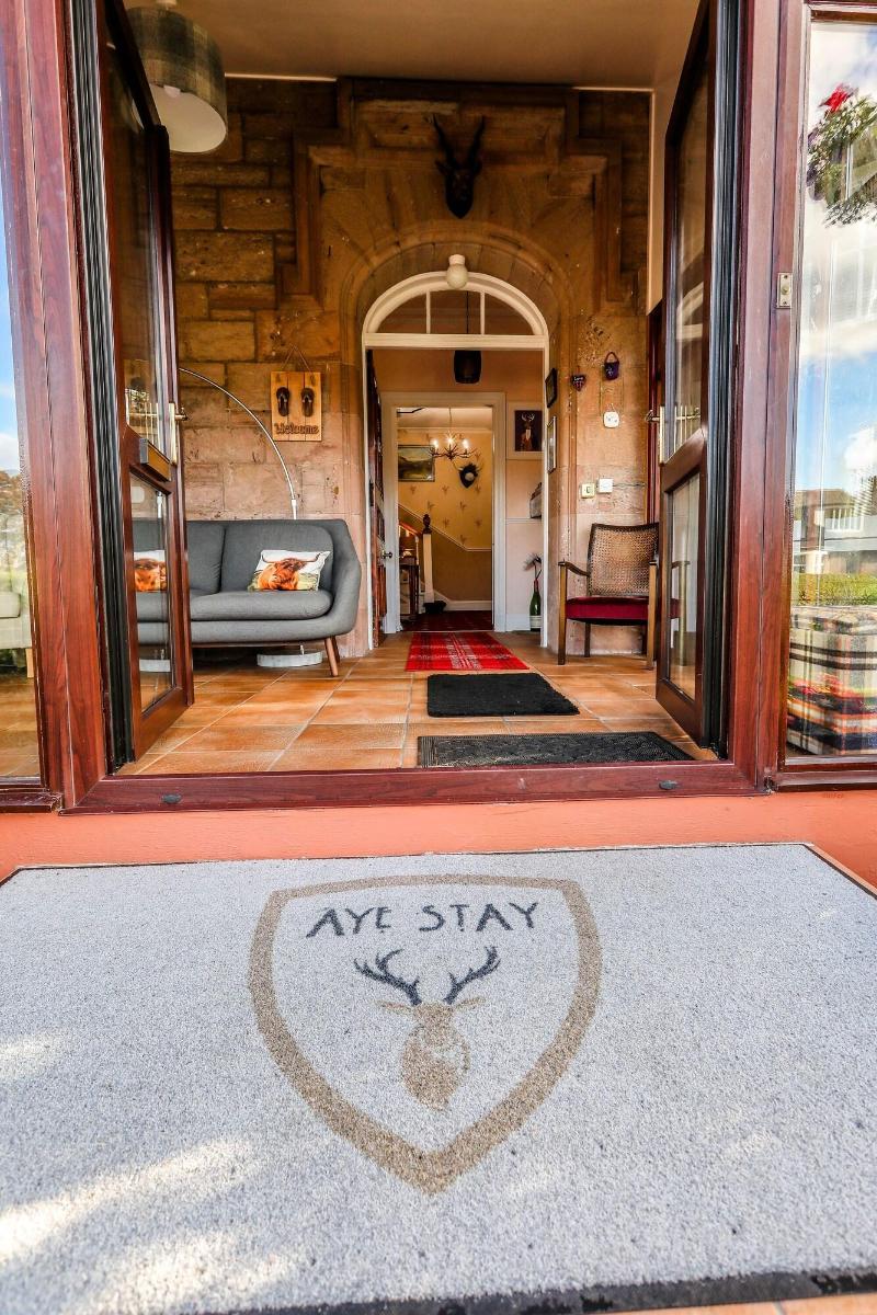 Aye Stay - Aktivite