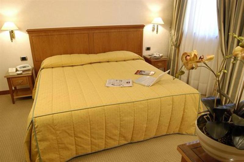 Hotel Excelsior Magenta - Oda