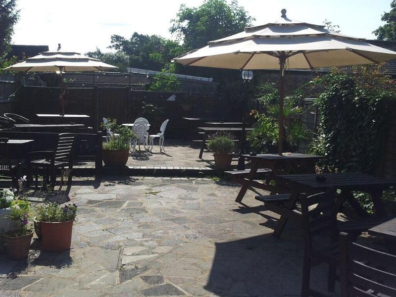 Falcon Inn - Genel