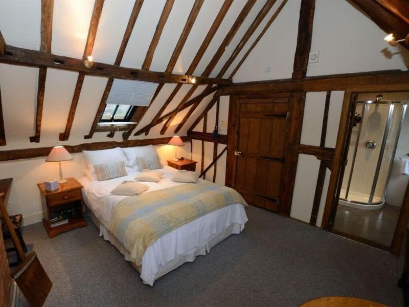 Falcon Inn - Genel