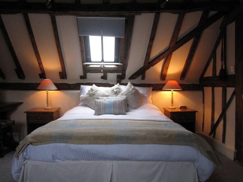 Falcon Inn - Genel
