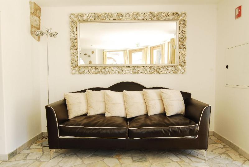 Boutique Hotel Zum Rosenbaum - Lobi