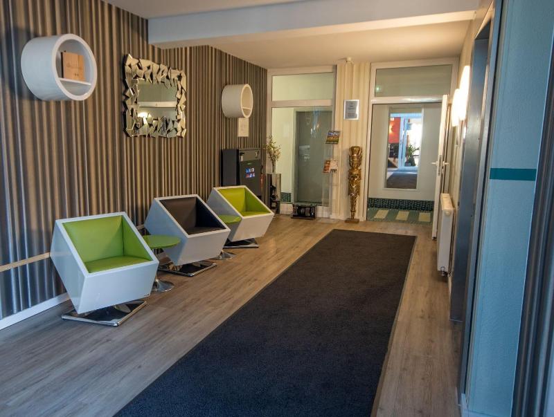 Check Inn Hotel - Lobi