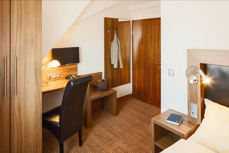 Goldener Engel Hotel - Restaurant - Oda