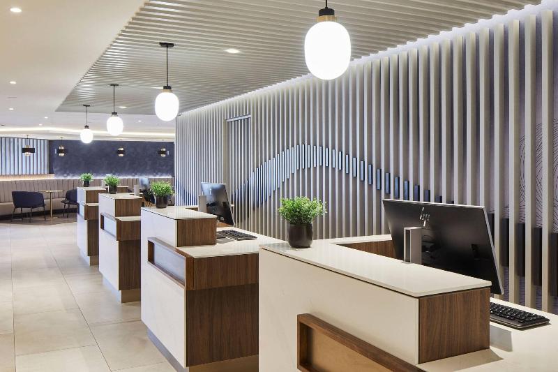 Courtyard By Marriott London Heathrow Airport - Lobi