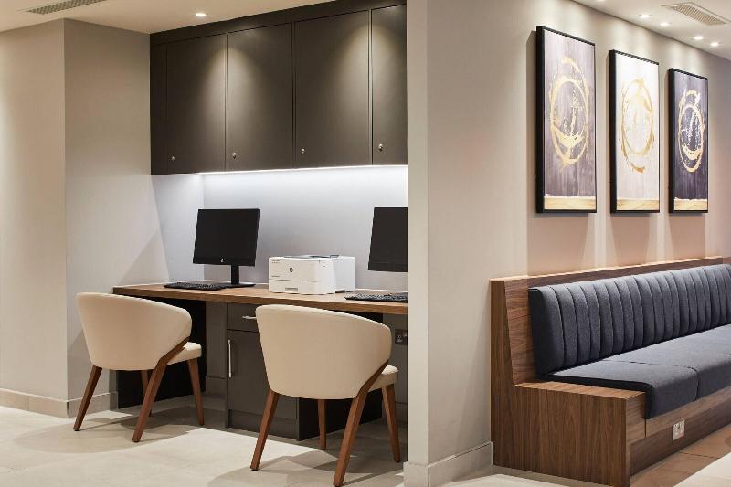 Courtyard By Marriott London Heathrow Airport - Toplantı