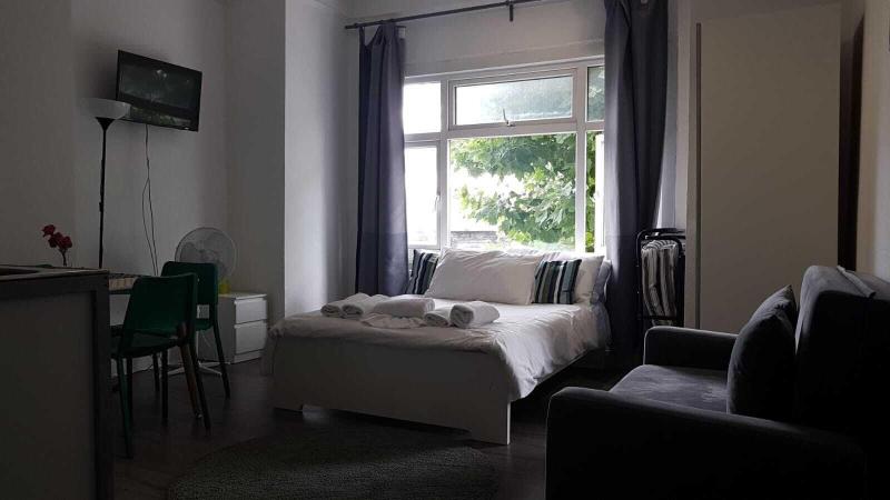 London Queens Apartments - Genel