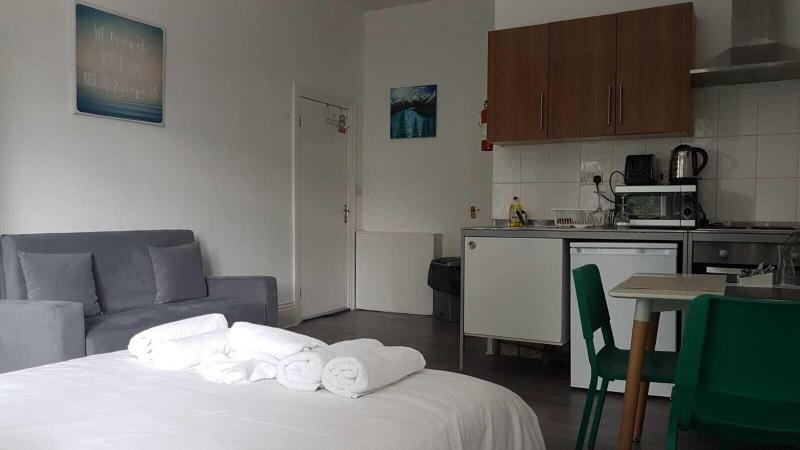 London Queens Apartments - Genel
