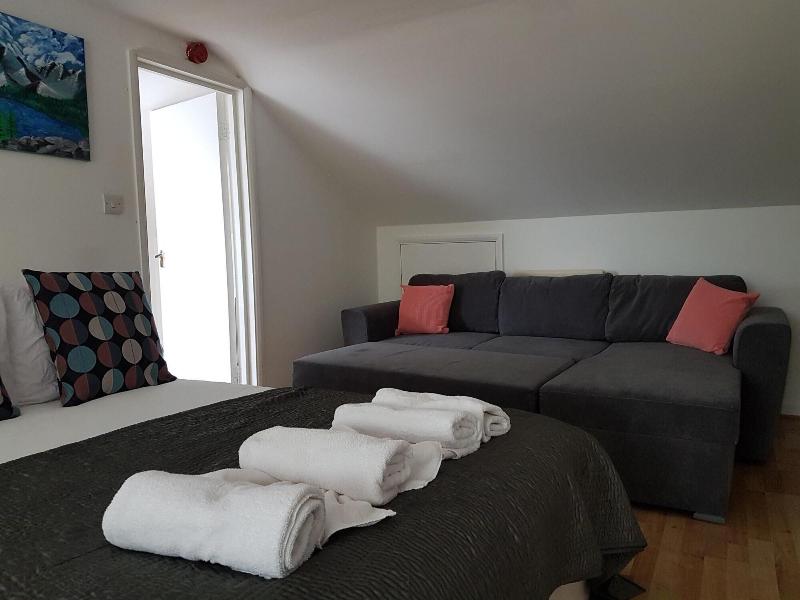 London Queens Apartments - Genel