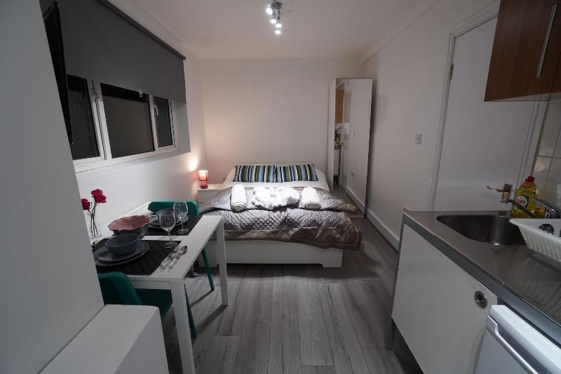 London Queens Apartments - Genel