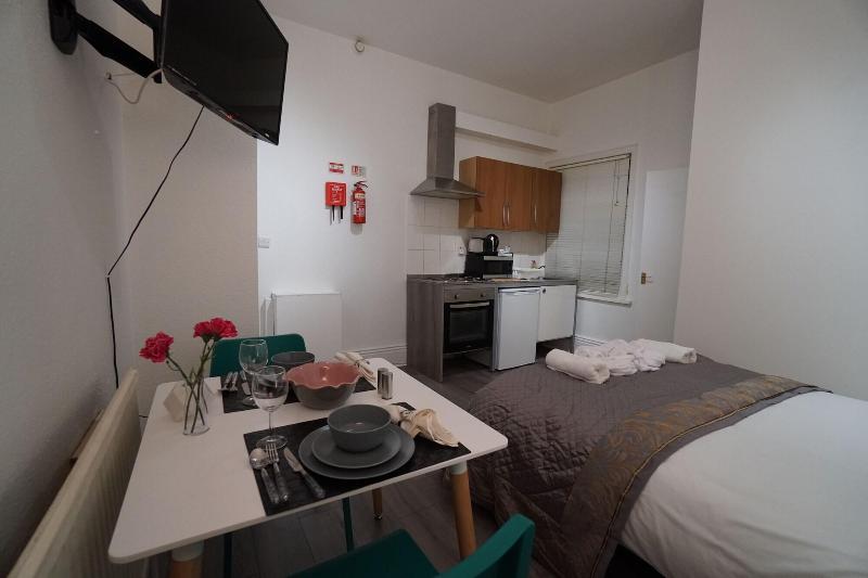 London Queens Apartments - Genel