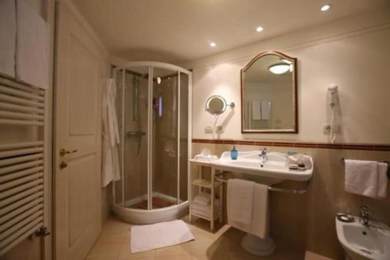 Alpen Suite Hotel - Oda