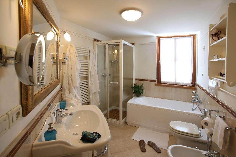 Alpen Suite Hotel - Oda