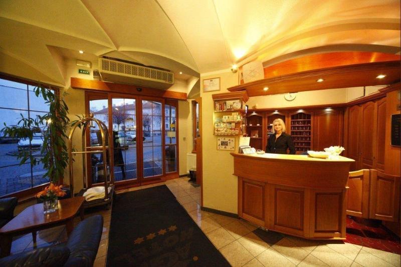 Agh Hotel - Lobi