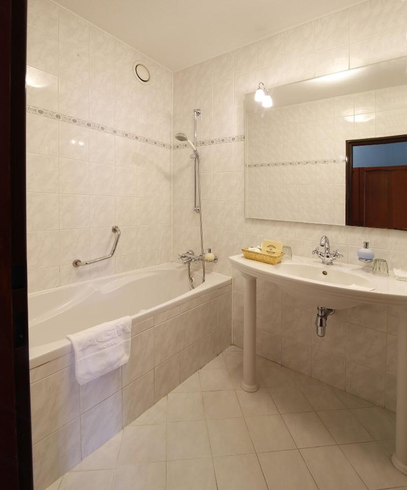 Agh Hotel - Oda