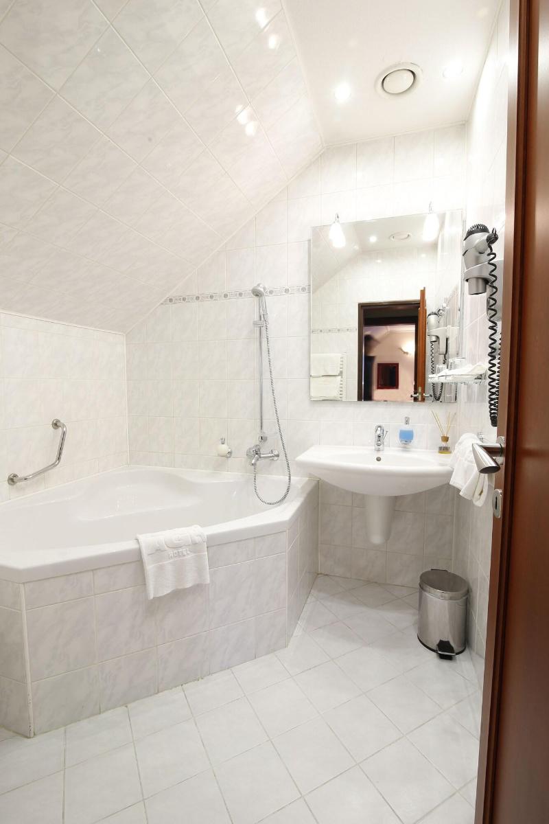 Agh Hotel - Oda