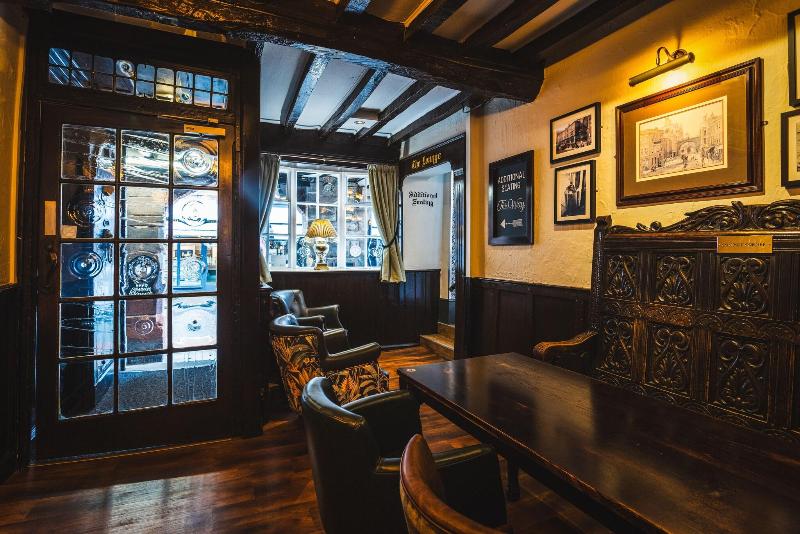 The Pied Bull - Bar