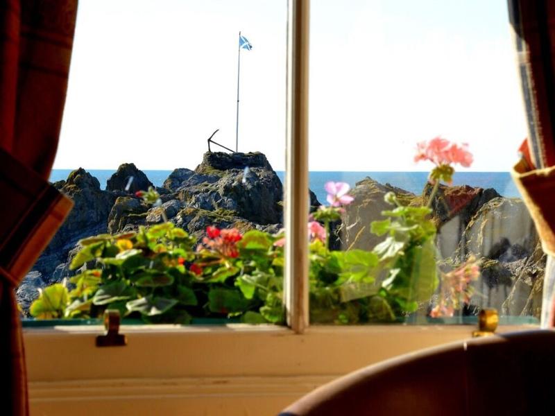 Crown Hotel - Genel