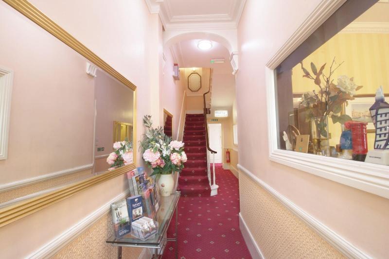 Balmoral House Hotel - Lobi