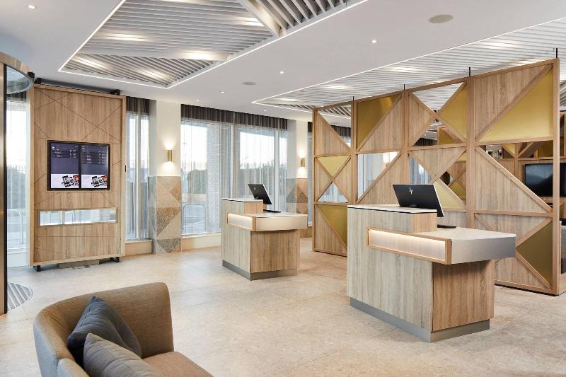 Courtyard By Marriott London City Airport - Lobi