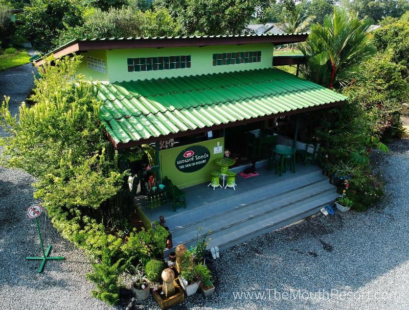 The Mouth Resort - Genel