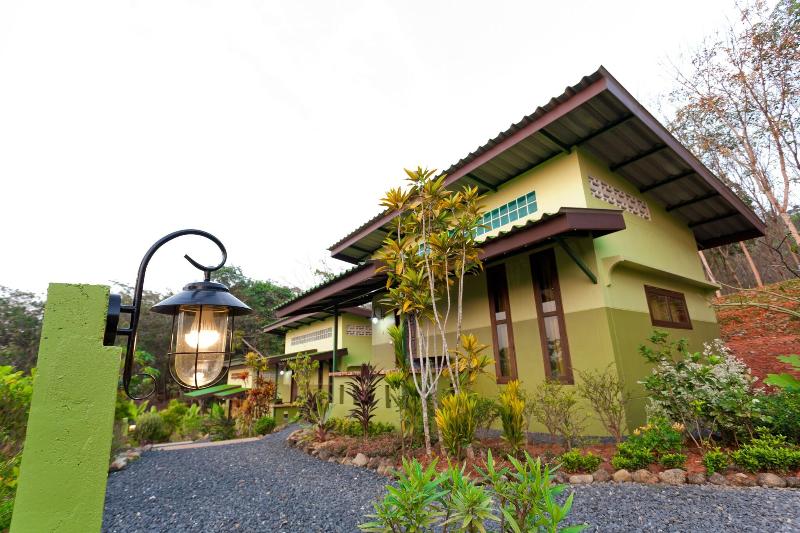 The Mouth Resort - Genel
