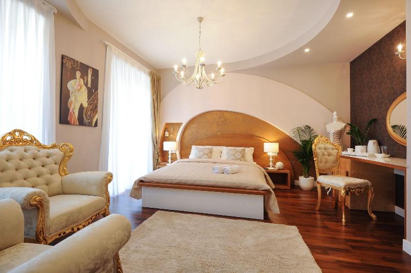 Silver & Gold Luxury Rooms - Genel