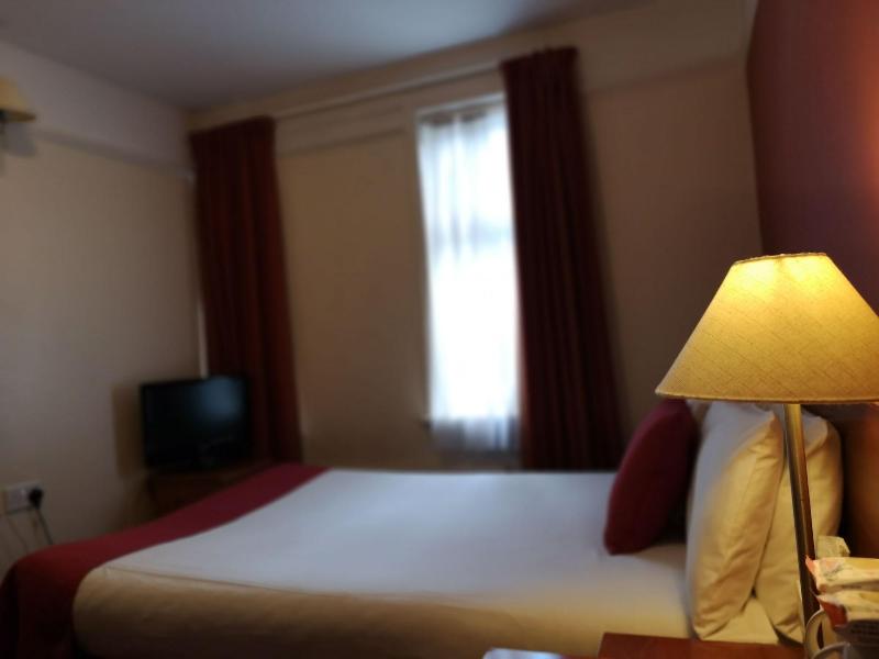 Tudor Lodge Hotel - Oda