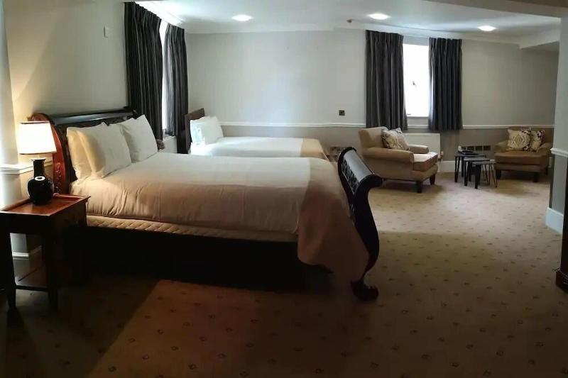 Tudor Lodge Hotel - Oda