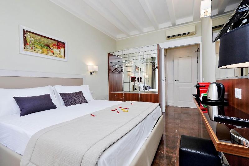 Piazza Venezia Grand Suite - Oda
