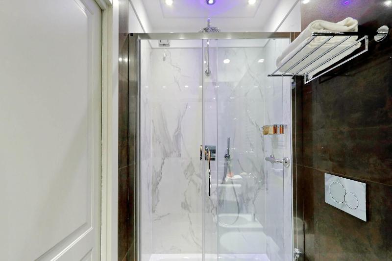 Piazza Venezia Grand Suite - Oda