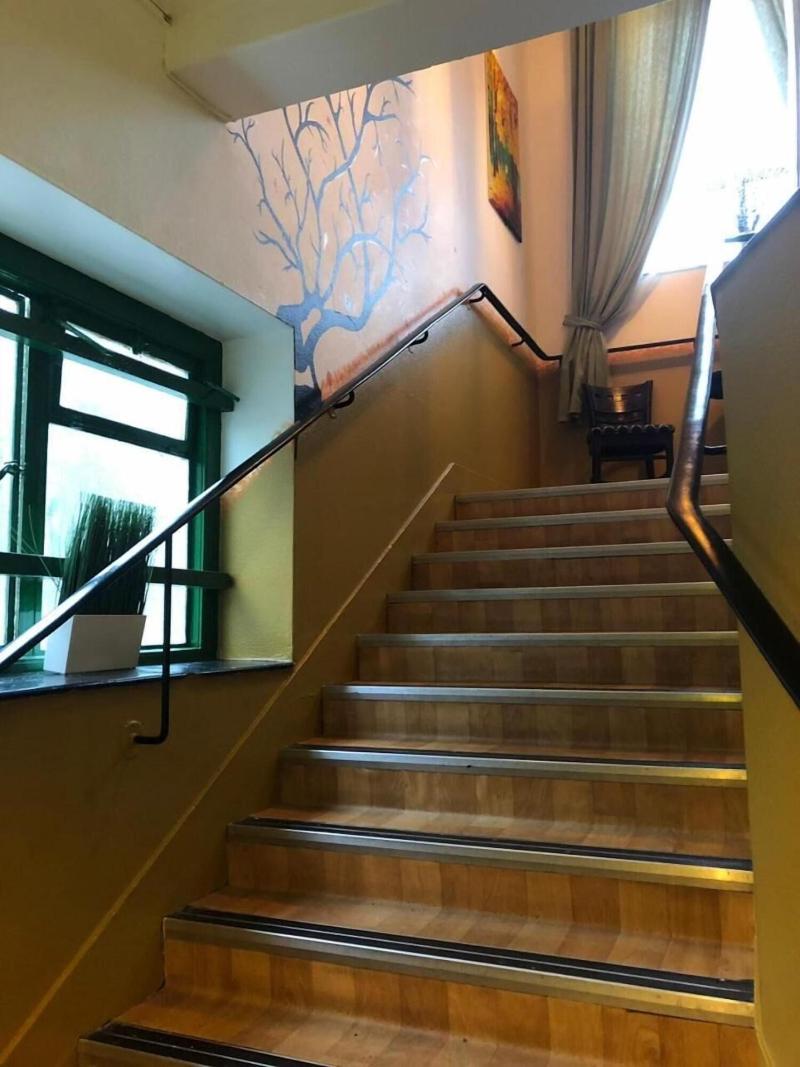 The Queens Hostel - Lobi