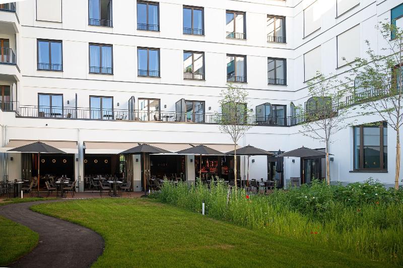 Qube Hotel Bahnstadt - Teras