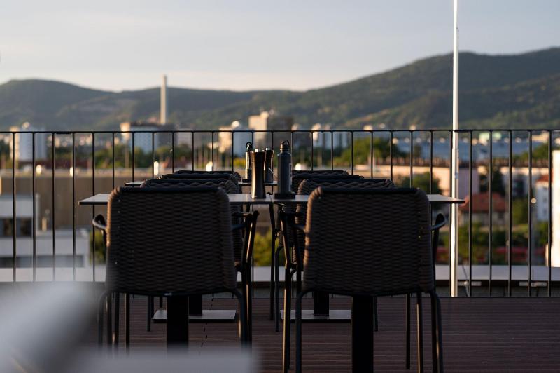Qube Hotel Bahnstadt - Teras