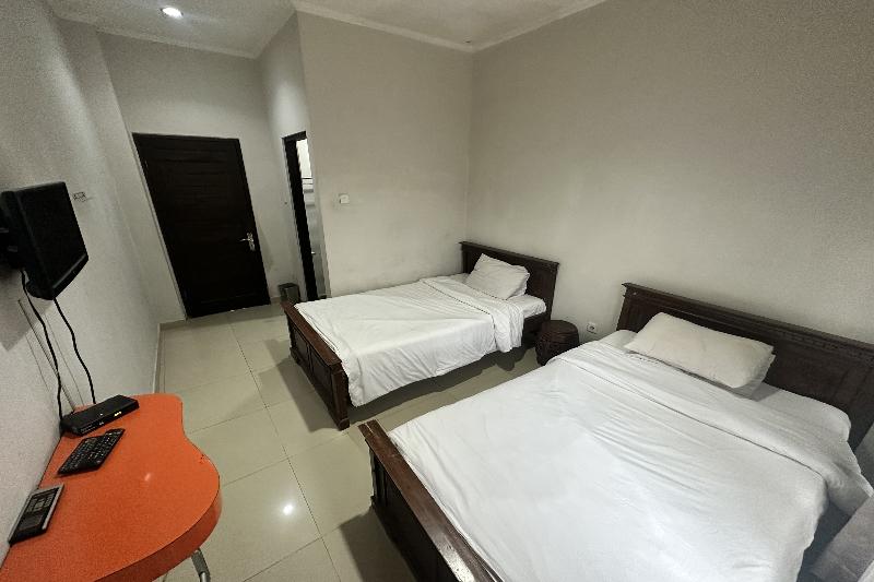 Hotel Warta Dua by ZUZU - Oda