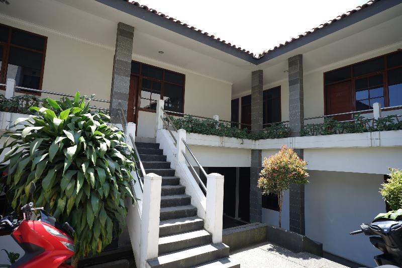 Hotel Puri Pangalengan by ZUZU - Genel